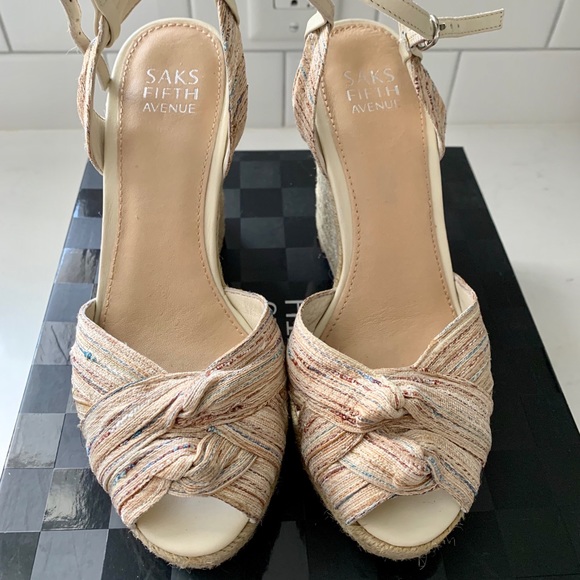 Saks Fifth Avenue Lillian Sand/Indian Wedges Sz 6 - Picture 3 of 8